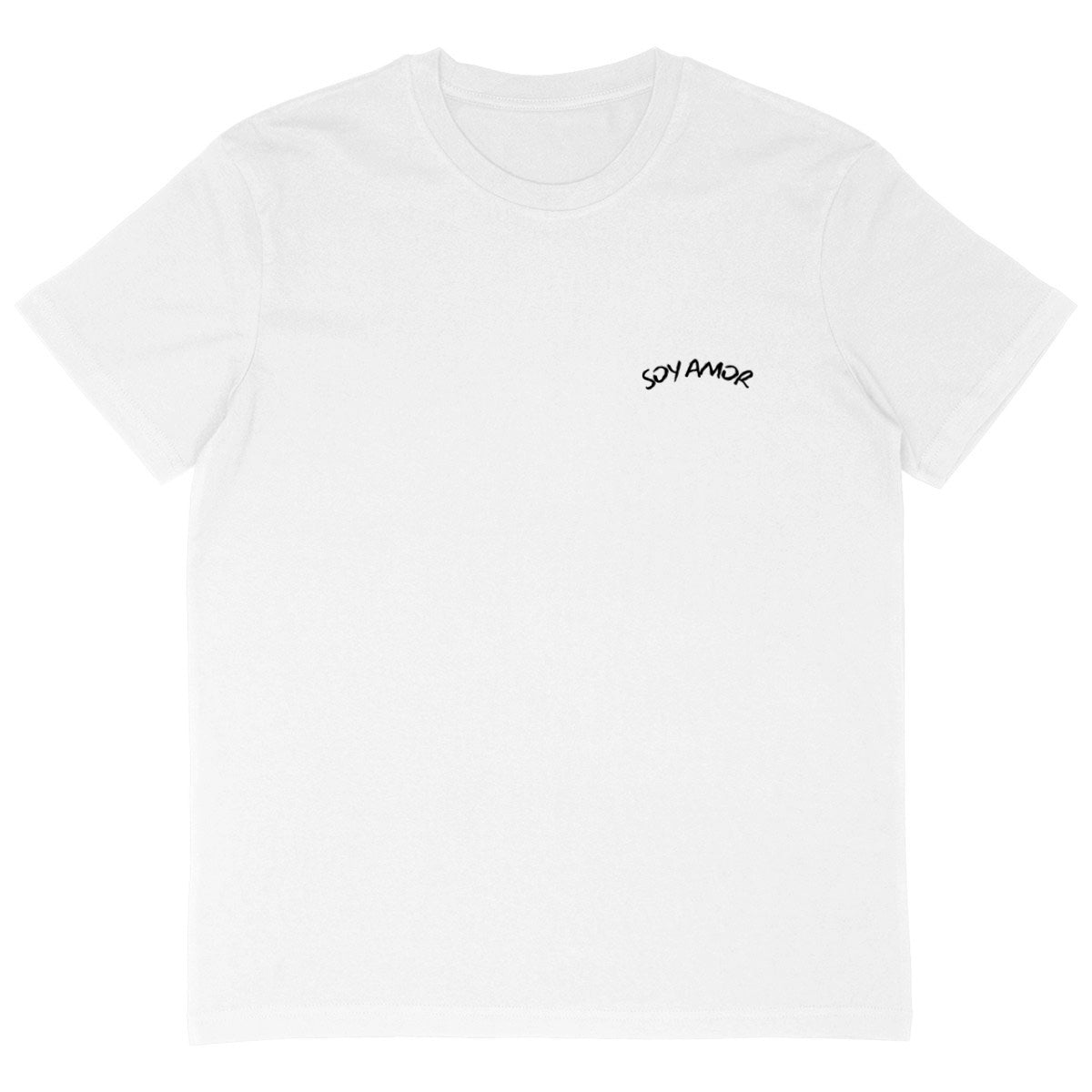 T-shirt blanc avec le logo "SOY AMOR" brodé en noir sur le côté gauche de la poitrine, design sobre et élégant.