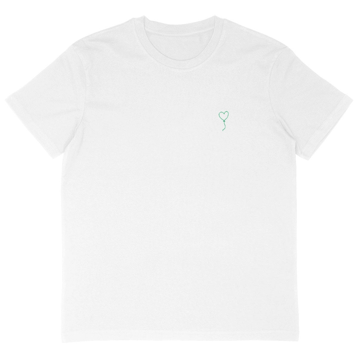 T-shirt blanc avec un design minimaliste sur le devant, représentant un petit ballon en forme de cœur vert à gauche de la poitrine.