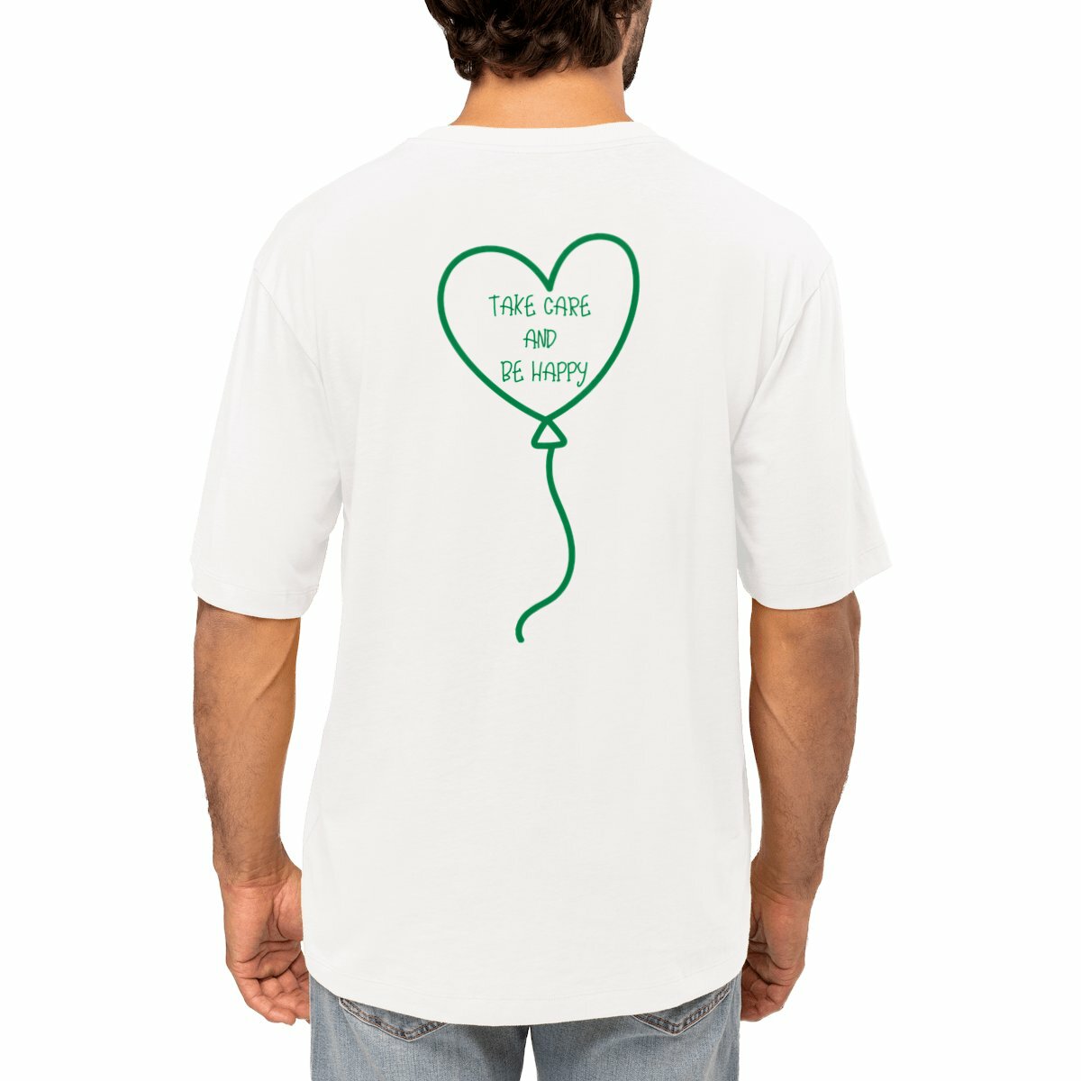 T-shirt blanc porté avec un design minimaliste au dos : un ballon en forme de cœur vert accompagné du texte "Take Care and Be Happy".