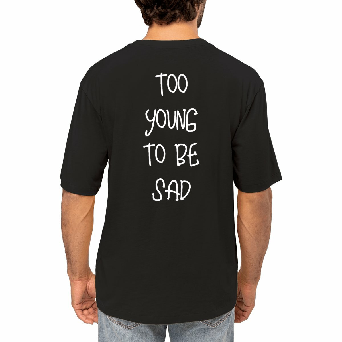 T-shirt noir porté, avec l'inscription "Too Young to Be Sad" imprimée en blanc sur le dos, style décontracté et moderne.