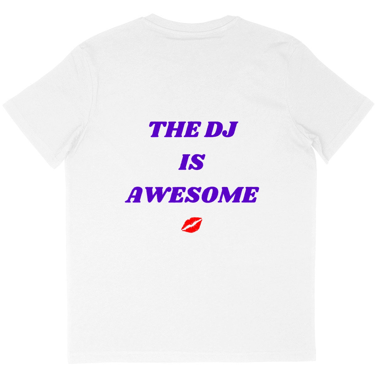 T-shirt SOY AMOR- blanc oversized avec inscrit "THE DJ IS AWESOME" en lettre capital violette avec visuel d'un "kiss" apposé dans le dos du t-shirt. Marque SOY AMOR