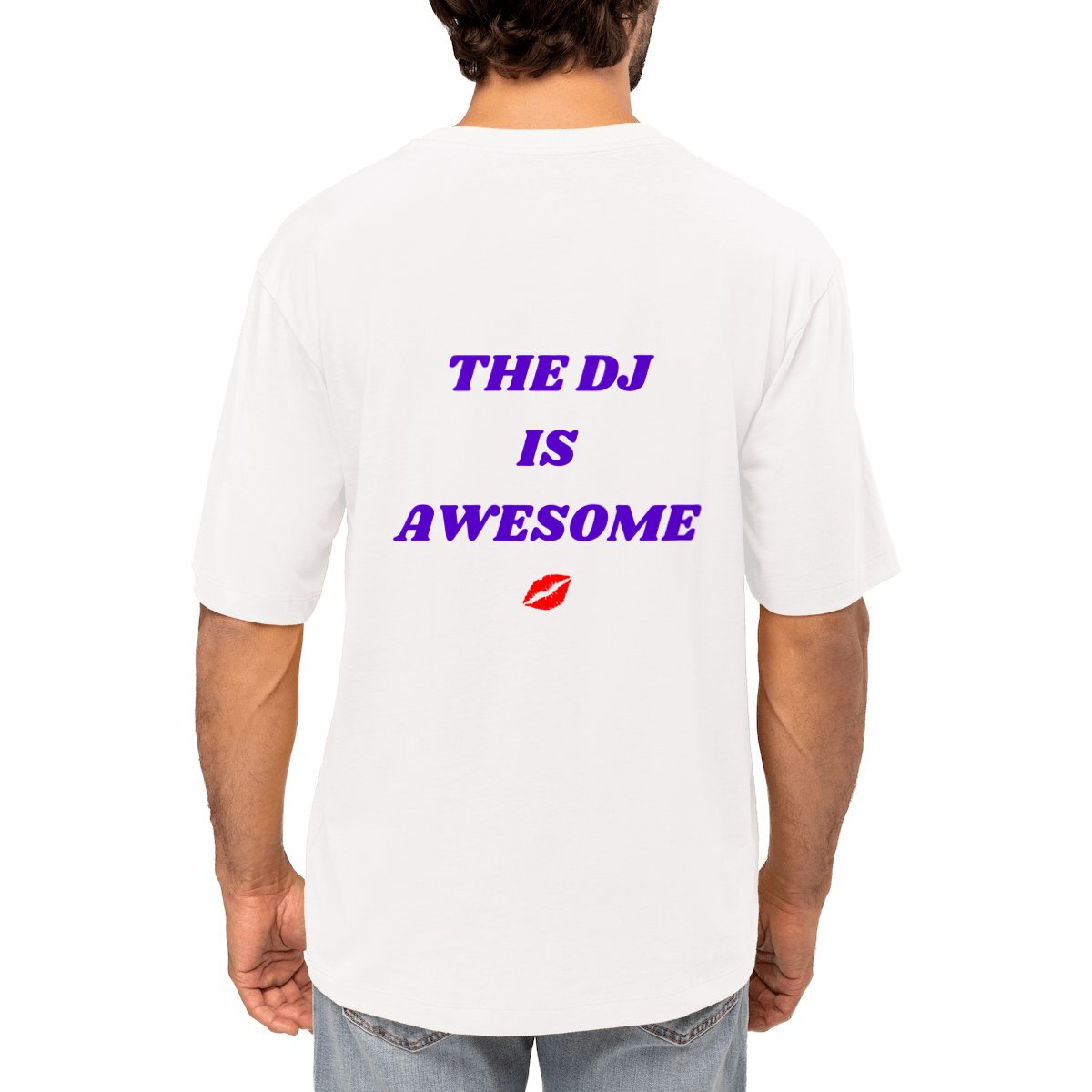 T-shirt SOY AMOR- blanc oversized porté par mannequin avec inscrit "THE DJ IS AWESOME"" en lettre capital violette avec visuel d'un "kiss" apposé dans le dos du t-shirt. Marque SOY AMOR