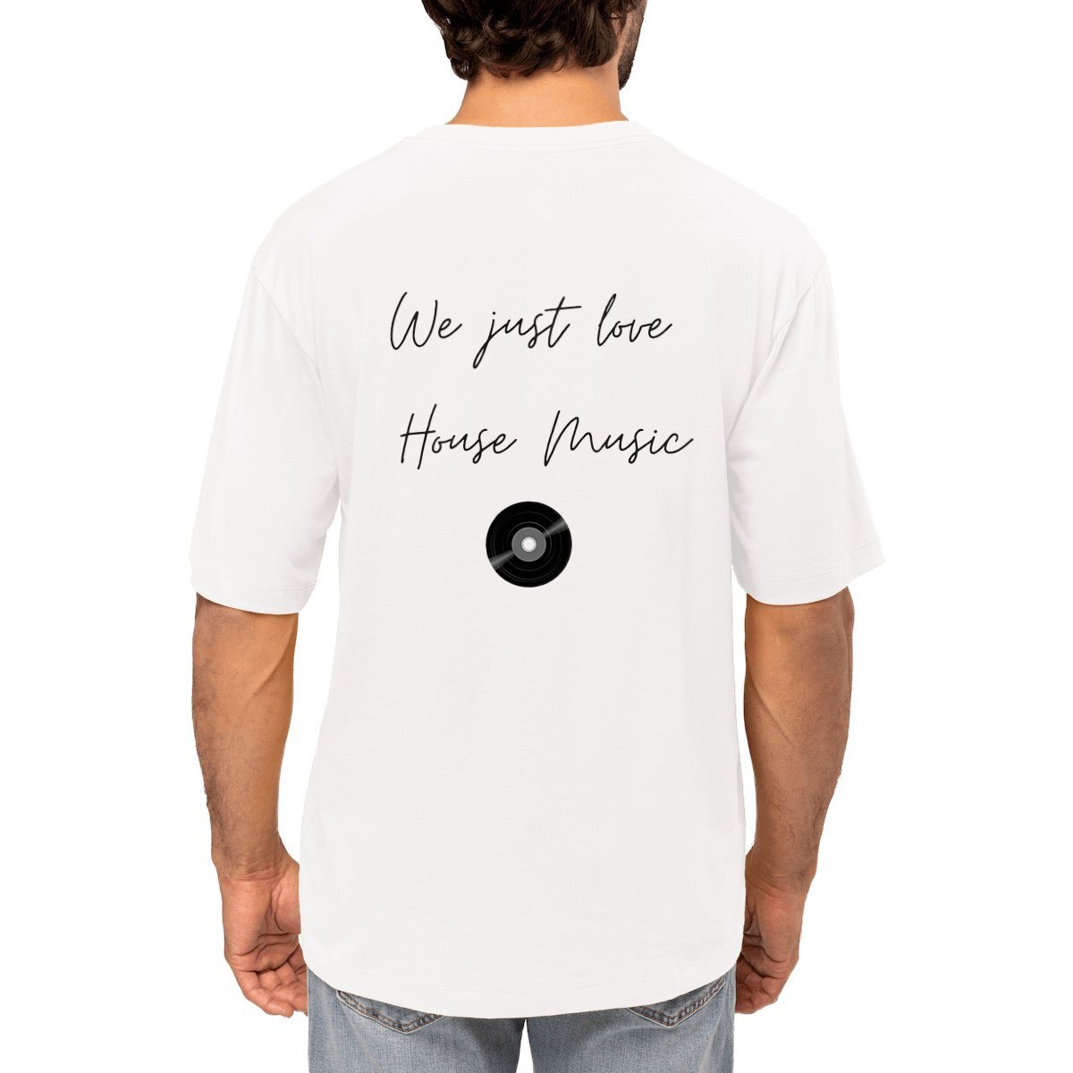 T-shirt SOY AMOR- blanc oversized porté par mannequin avec inscrit "we just love house music" en police manuscrite noir avec visuel d'un vinyl noir apposé dans le dos du t-shirt. Marque SOY AMOR