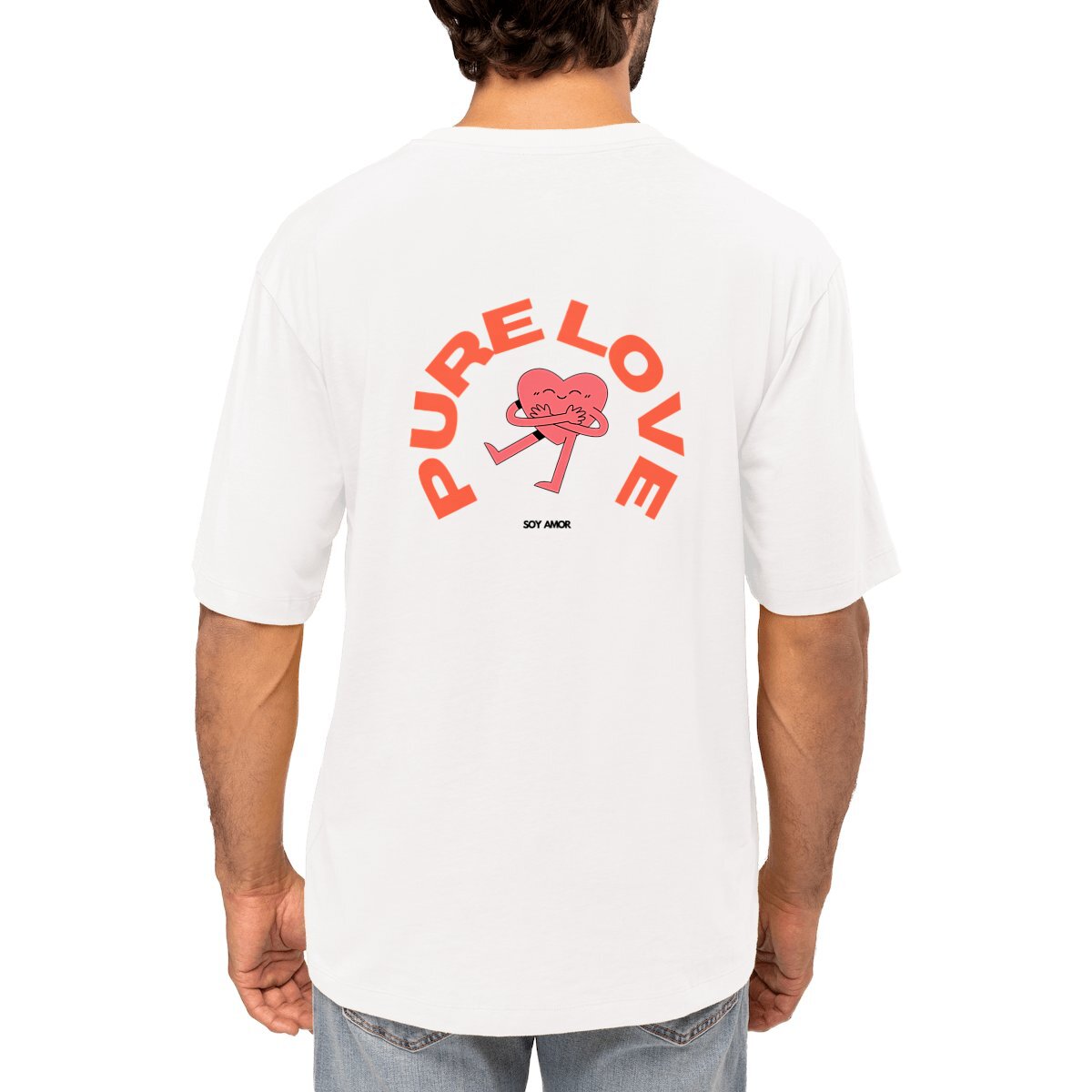 T-shirt SOY AMOR- blanc oversized porté par mannequin avec inscrit pure love en lettre capital rouge avec visuel d'un coeur rouge apposé dans le dos du t-shirt. Marque SOY AMOR