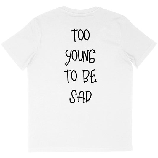 Vue arrière d’un t-shirt blanc avec l’inscription "Too Young to Be Sad" imprimée en noir, design minimaliste et moderne.