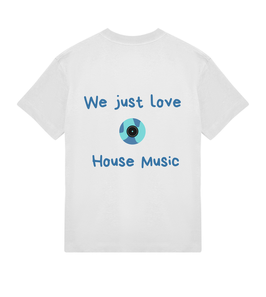 Vue de dos d’un t-shirt oversize blanc classique avec un visuel “We Just Love House Music” centré, accompagné d’un disque stylisé aux couleurs bleu et turquoise.