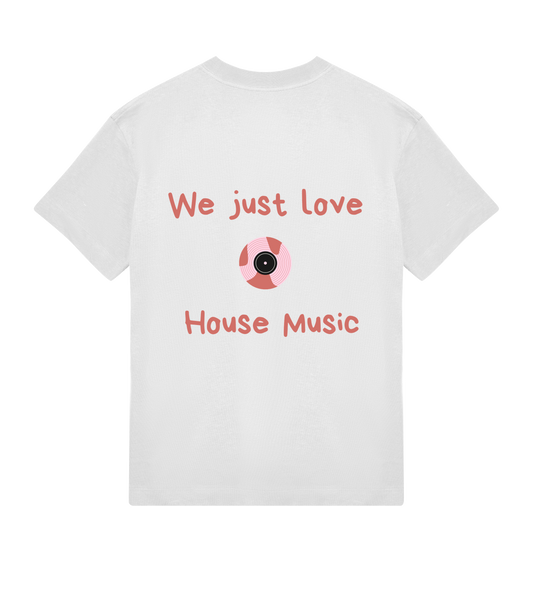 Vue de dos d’un t-shirt oversize blanc classique avec un visuel “We Just Love House Music” centré, accompagné d’un disque stylisé aux couleurs rose et rouge.