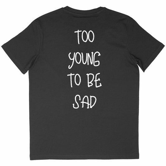 T-shirt noir avec un design au dos "Too Young to Be Sad" écrit en lettres blanches, style minimaliste.


