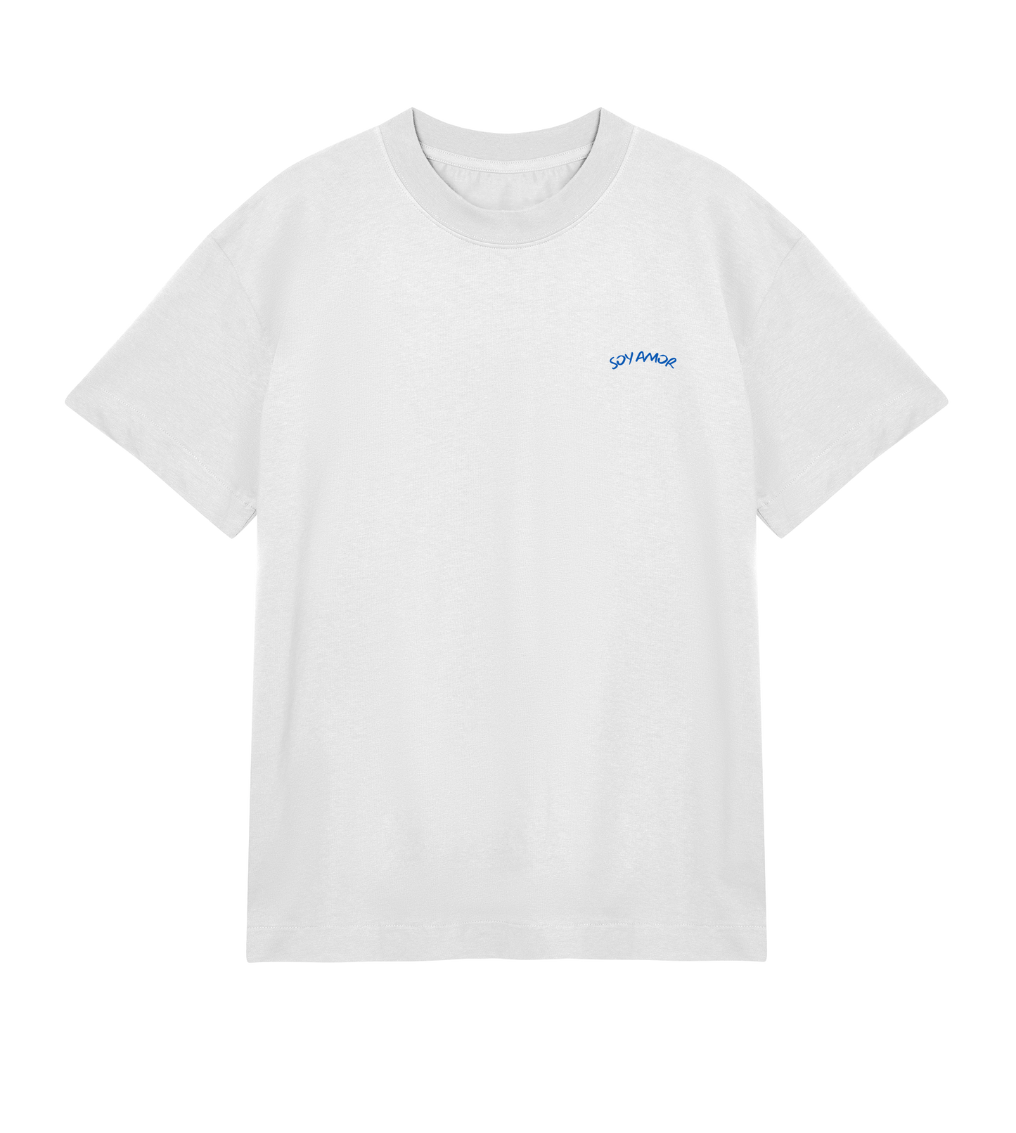 Vue de face d’un t-shirt oversize blanc classique avec le visuel du logo "Soy Amor" sur la poitrine au niveau du coeur de couleur bleu