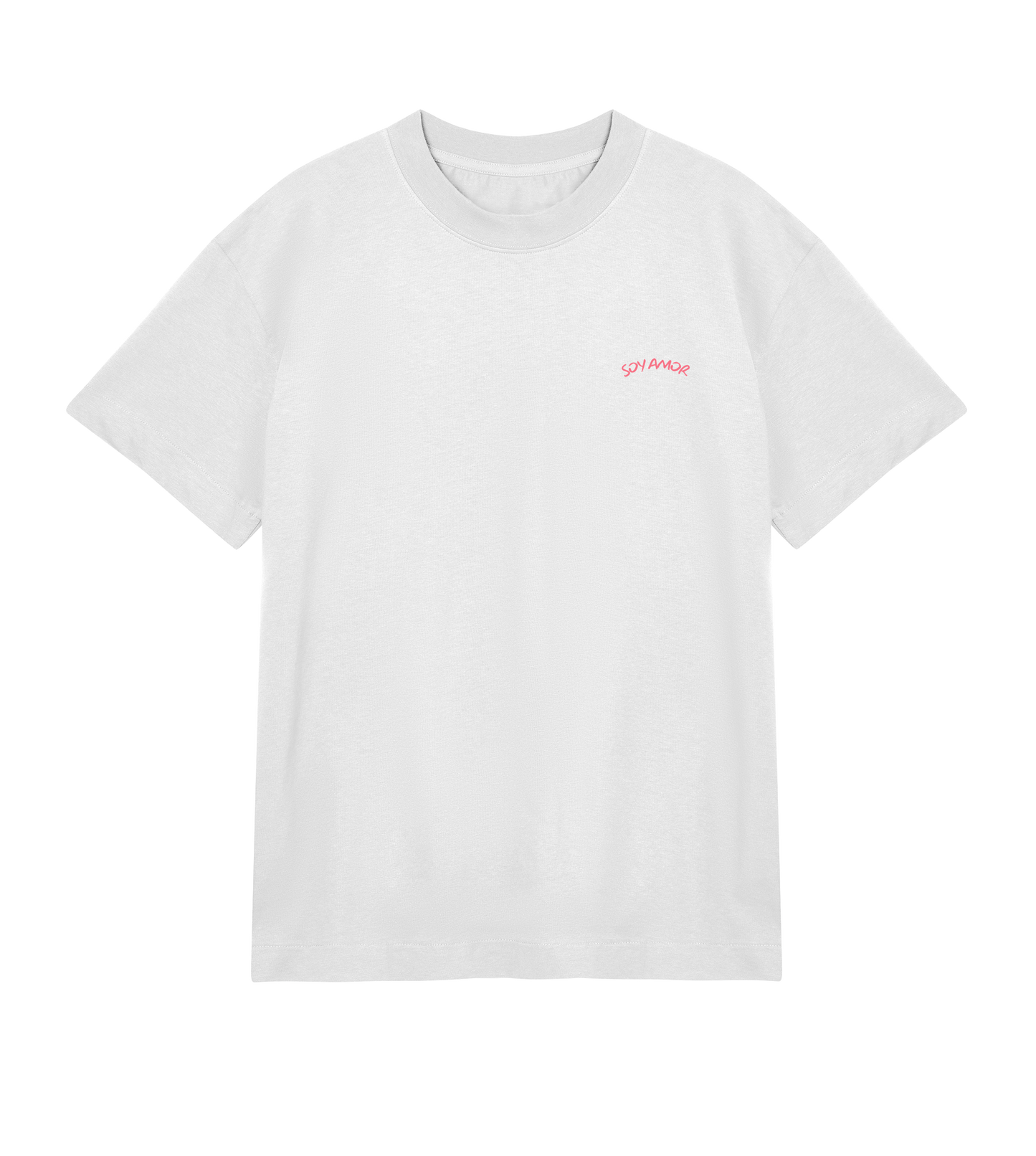 Vue de face d’un t-shirt oversize blanc classique avec le logo SOY AMOR  en rose sur le côté gauche de la poitrine