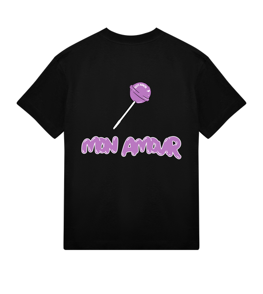 T-shirt noir Soy Amor vu de dos, avec une grande sucette violette au centre et le texte “MON AMOUR” en lettres bold violettes sous le visuel.