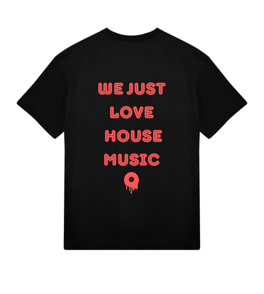 T-shirt noir Soy Amor vu de dos, présentant le texte vertical rouge “WE JUST LOVE HOUSE MUSIC” et un petit pictogramme de disque fondu en bas du design.