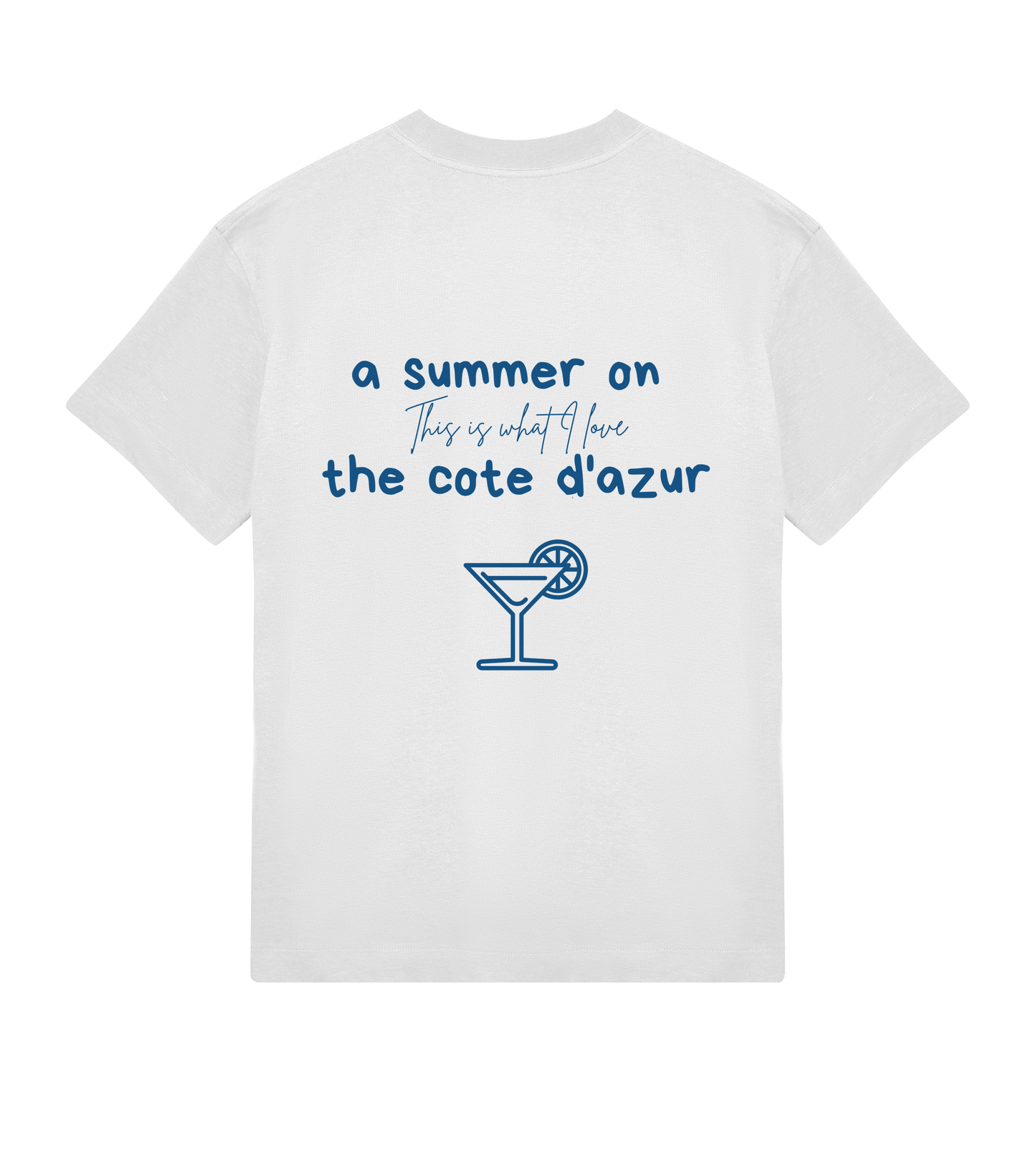 T-shirt blanc Soy Amor vu de dos avec l’inscription “a summer on the côte d’azur”, la phrase manuscrite “This is what I love” et une illustration bleue d’un cocktail avec une tranche de citron.