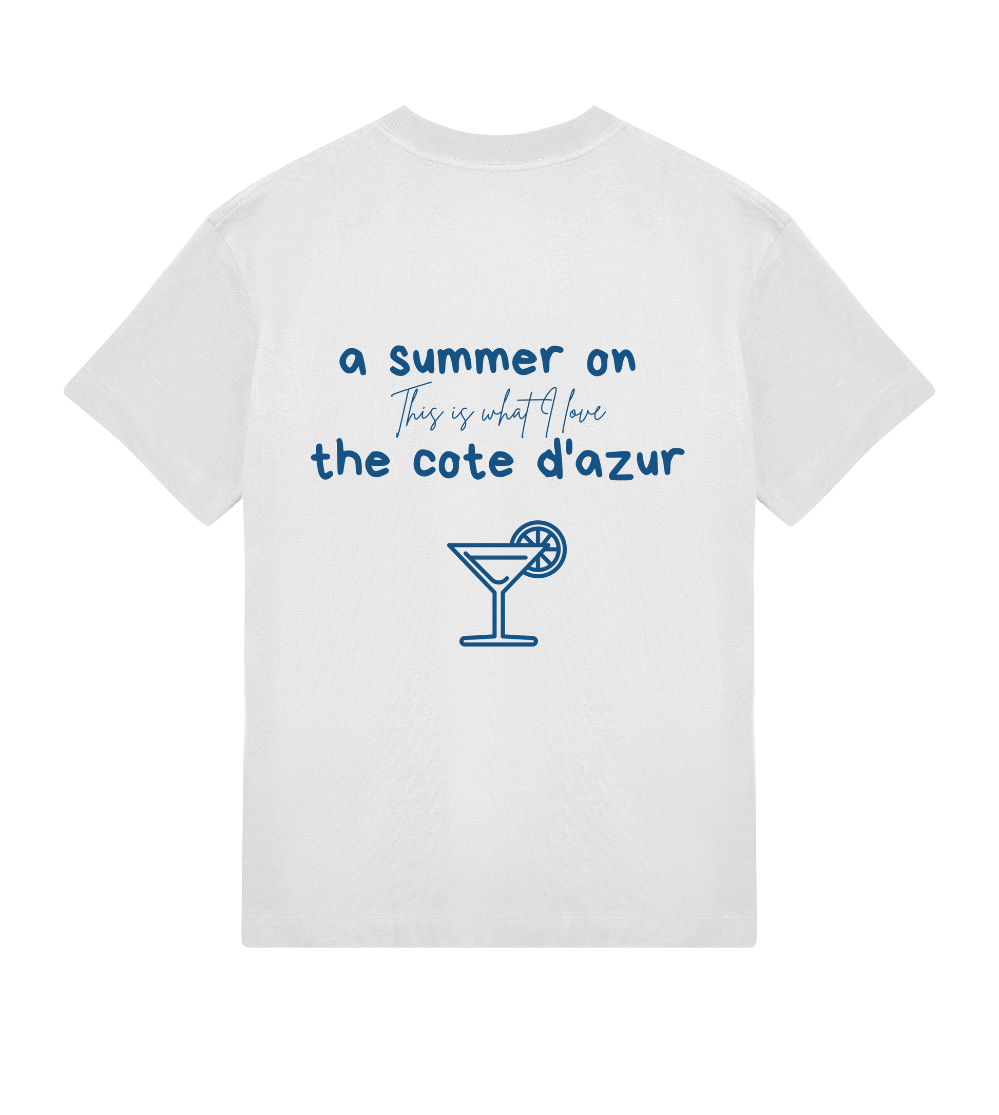 T-shirt blanc Soy Amor vu de dos avec l’inscription “a summer on the côte d’azur”, la phrase manuscrite “This is what I love” et une illustration bleue d’un cocktail avec une tranche de citron.