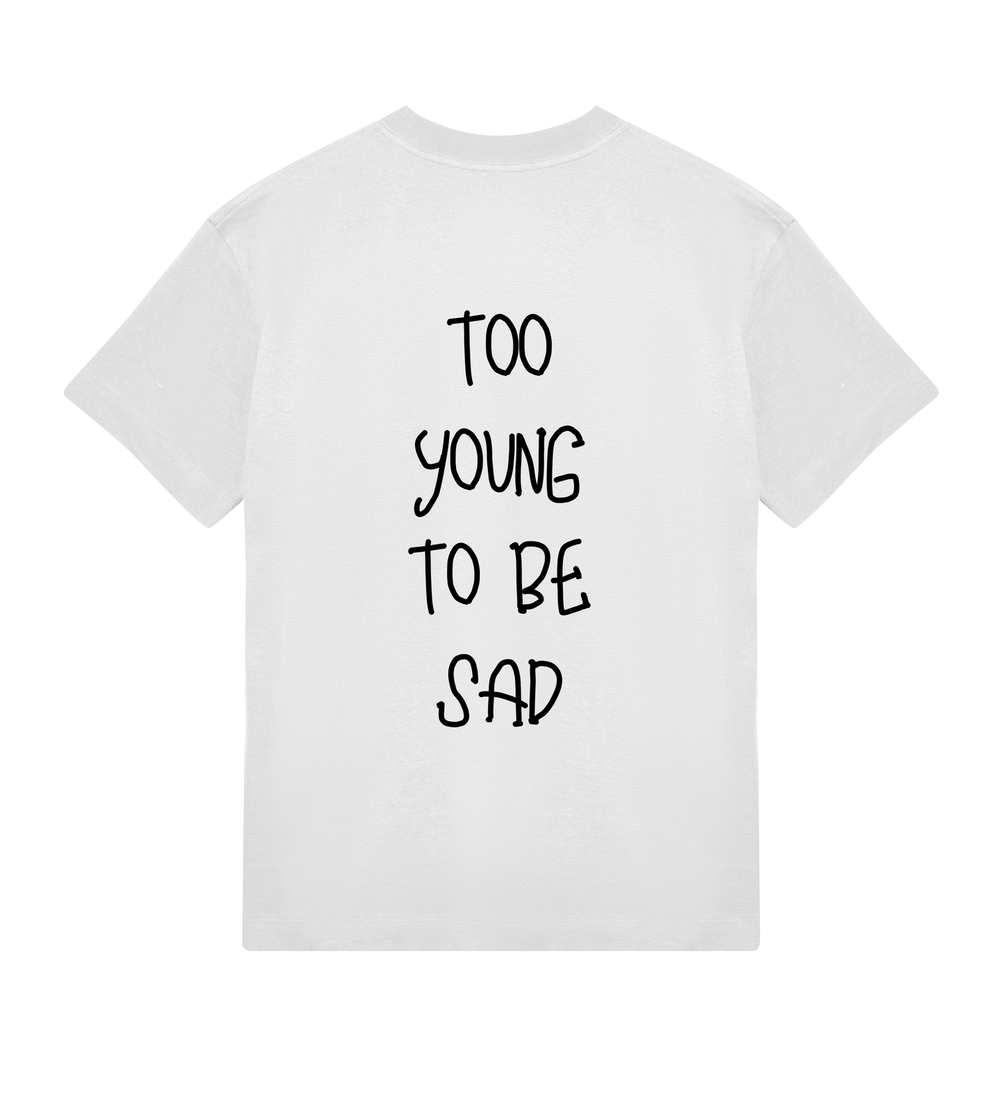 T-shirt blanc Soy Amor vu de dos avec l’inscription noir  verticale “Too Young To Be Sad” imprimée au centre.