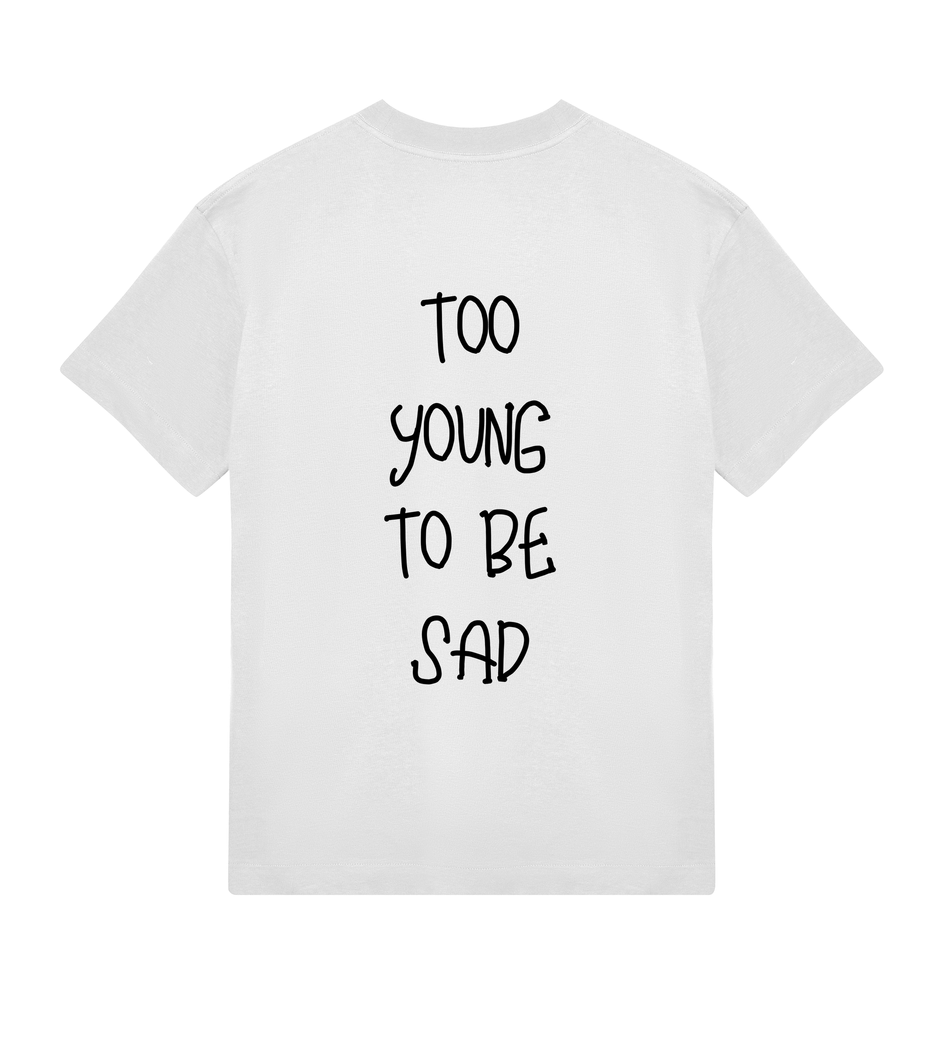 T-shirt blanc Soy Amor vu de dos avec l’inscription noir  verticale “Too Young To Be Sad” imprimée au centre.