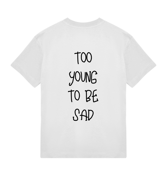 T-shirt blanc Soy Amor vu de dos avec l’inscription noir  verticale “Too Young To Be Sad” imprimée au centre.