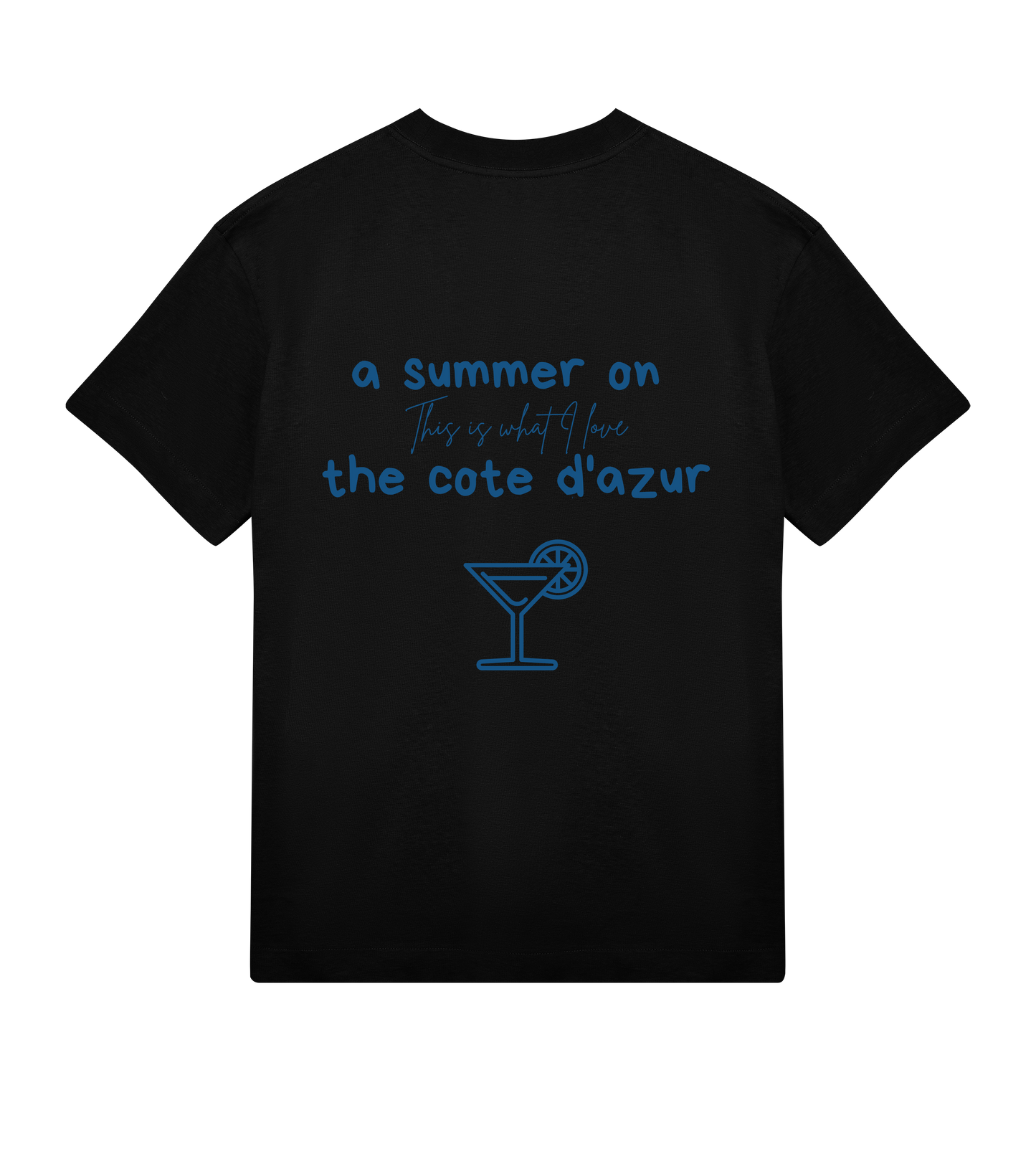 T-shirt noir Soy Amor vu de dos avec le texte “a summer on the côte d’azur”, la note manuscrite “This is what I love” et un cocktail bleu stylisé placé en dessous.