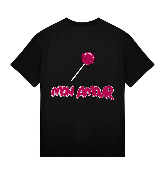 T-shirt noir Soy Amor vu de dos, présentant une grande sucette rouge cerise au centre et le texte “MON AMOUR” en lettres rouges pop sous le visuel.