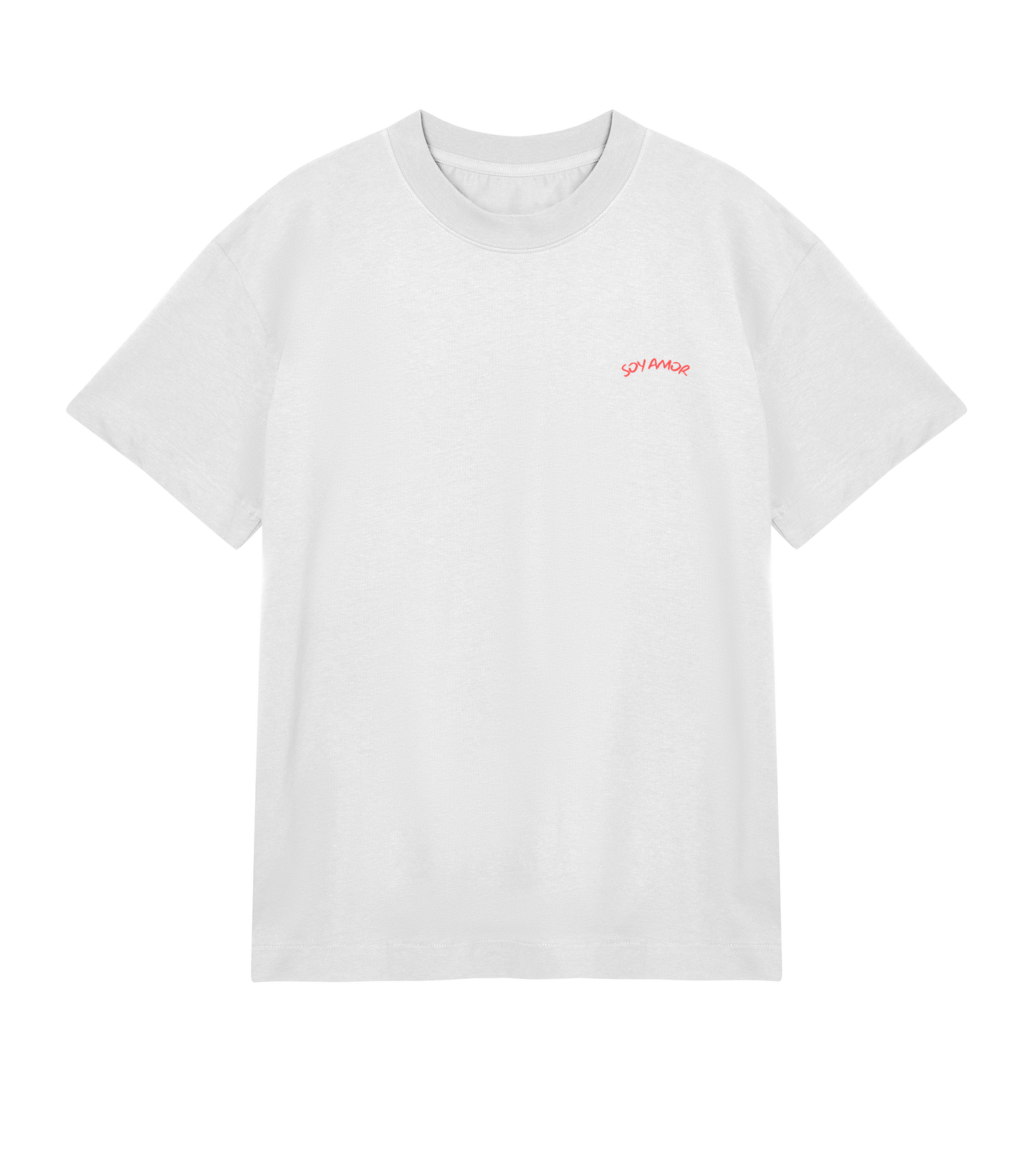 T-shirt blanc Soy Amor vu de face, coupe oversized, avec un petit logo “Soy Amor” imprimé en rouge sur la poitrine gauche.