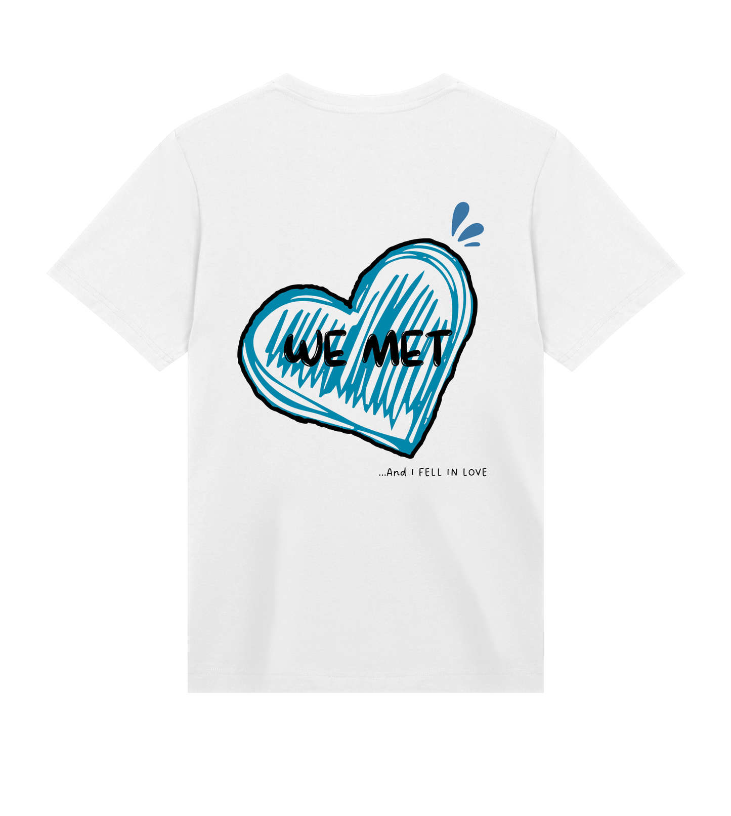 T-shirt blanc Soy Amor vu de dos avec un grand cœur bleu dessiné au trait, l’inscription “WE MET” au centre et la phrase “…and I fell in love” écrite en bas.