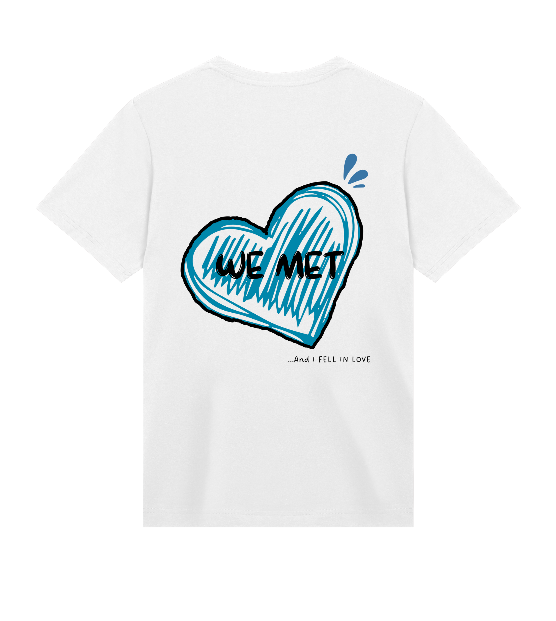 T-shirt blanc Soy Amor vu de dos avec un grand cœur bleu dessiné au trait, l’inscription “WE MET” au centre et la phrase “…and I fell in love” écrite en bas.