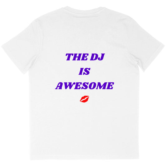 T-shirt SOY AMOR- blanc oversized  avec  inscrit  "THE DJ IS AWESOME" en lettre capital violette avec visuel d'un "kiss" apposé dans le dos du t-shirt. Marque SOY AMOR